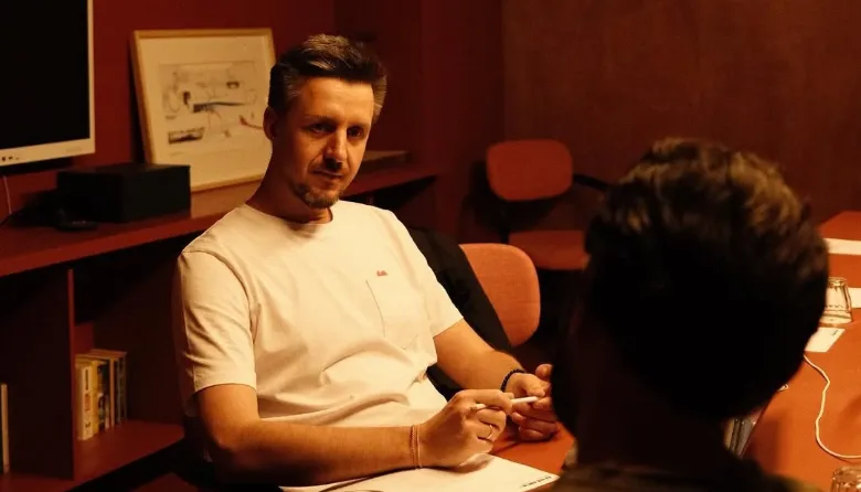Alex Samson in a one-to-one mentoring session with a founder